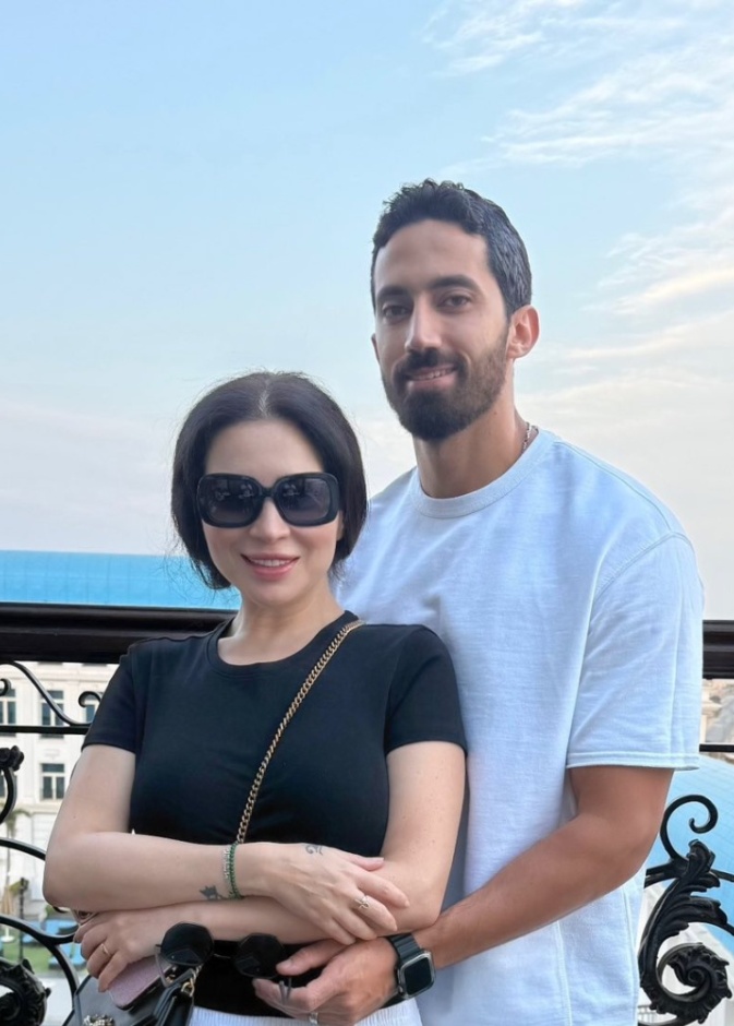 مي عز الدين خلال شهر عسلها في الساحل الشمالي