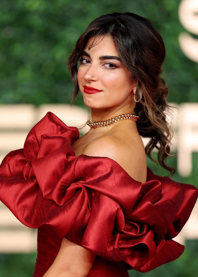 نور الخضراء بمكياج جذاب مع احمر الشفاه القوي