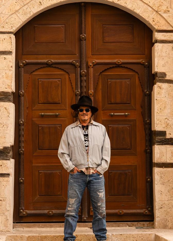 جولة بين التاريخ والبحر لنجم هوليوود… جوني ديب يستكشف كنوز جدة التاريخية