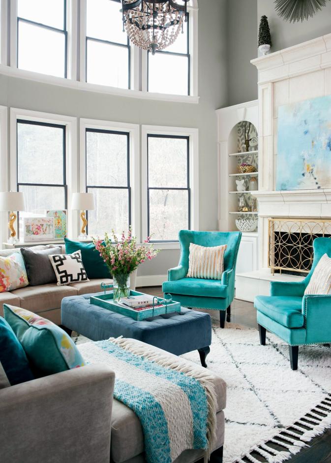 يمكن اختيار درجات حجر الفيروز للكراسي الجانبية المنجدة، لإضافة نقكة محورية مميزة لغرفة المعيشة