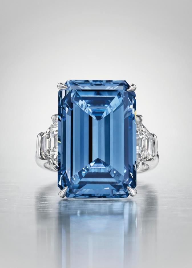 يُعدّ الألماس الأزرق من أندر وأفخم الأحجار الكريمة في العالم،