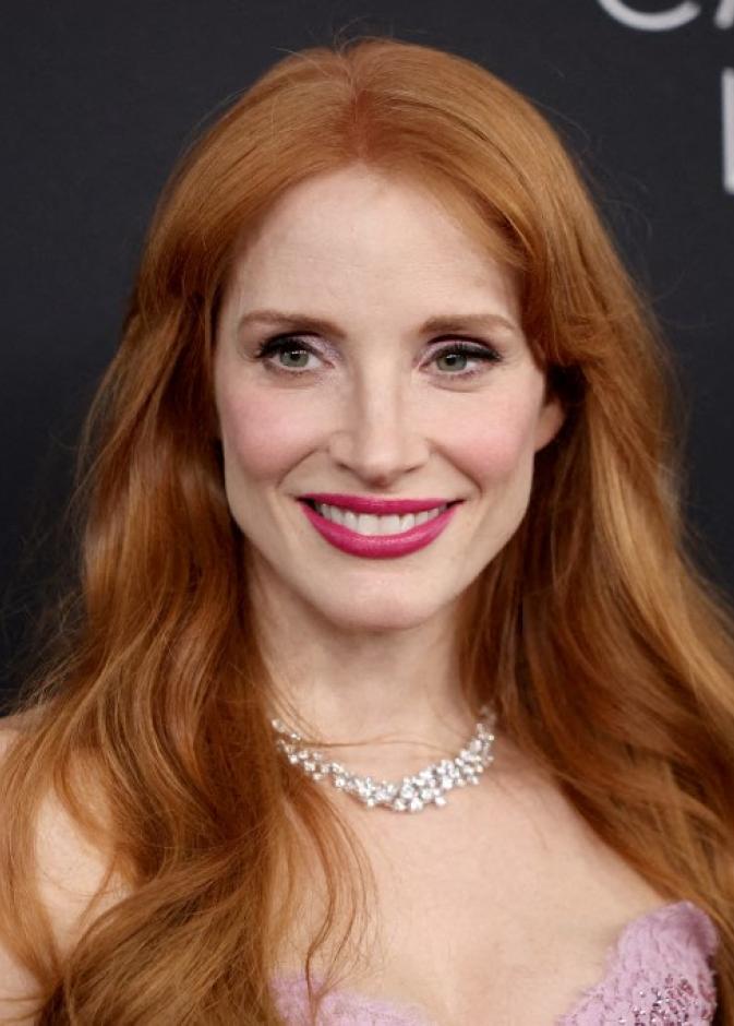 ألوان أحمر الشفاه الوردي بأسلوب Jessica Chastain