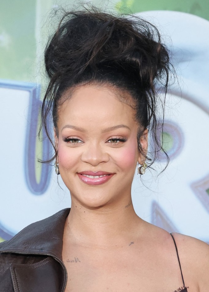 ألوان البلاشر الزهري مع التموجات المات بأسلوب ريهانا