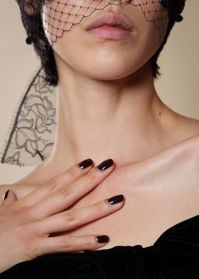 أبرز إتجاهات مناكير داكنة تضيء موسم الأعياد