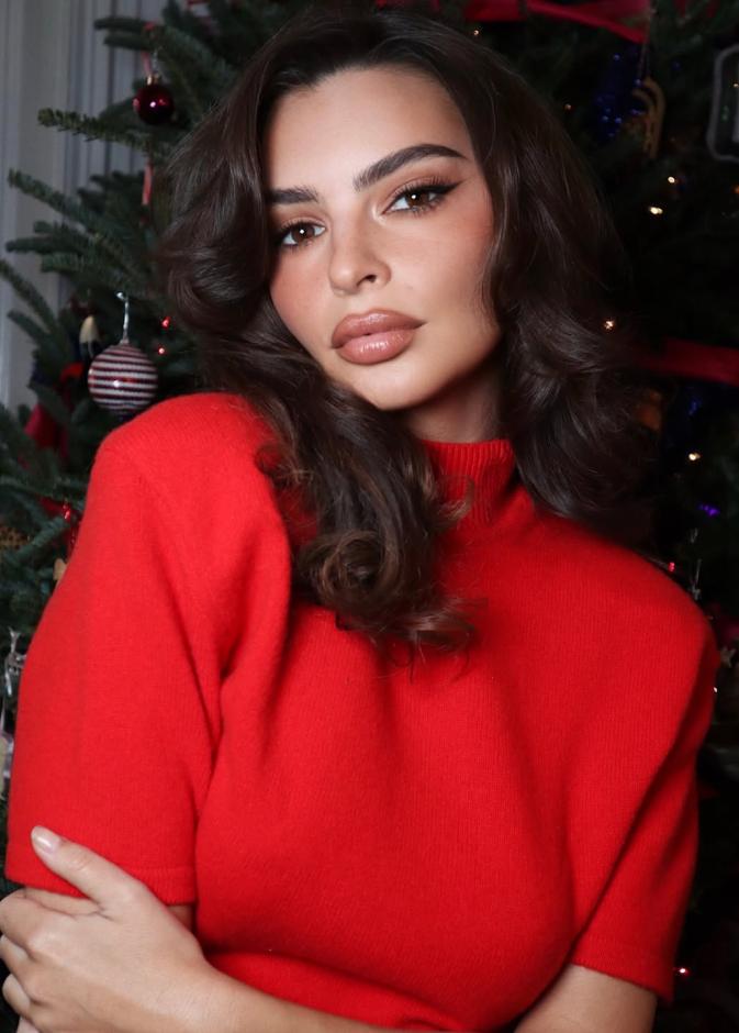 إطلالة Emily Ratajkowski برسمات المكياج المشمشي