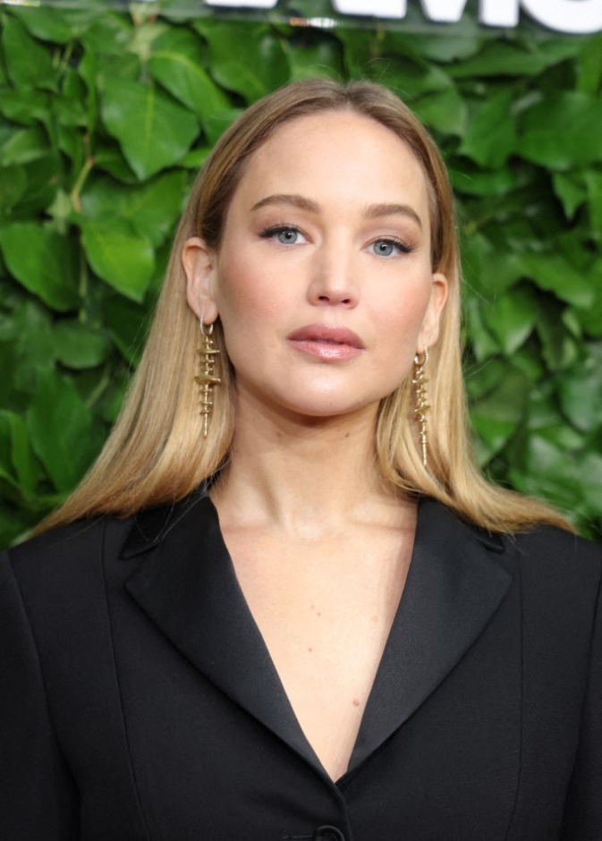 إطلالة Jennifer Lawrence بخطوط الآيلاينر السودا