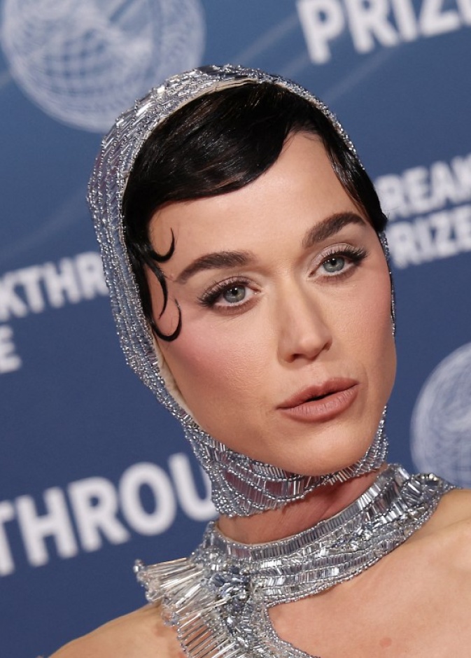  إطلالة Katy Perry برسمات الظلال البيضاء