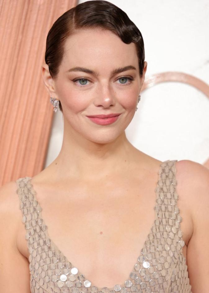  اطلالة  Emma Stoneبتسريحات الشعر المبللة