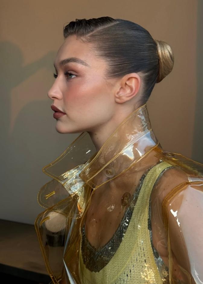  اطلالة Gigi Hadid بألوان البلاشر البرونزي مع التموجات القوية- الصورة من حساب Dimitris Giannetos على انستغر