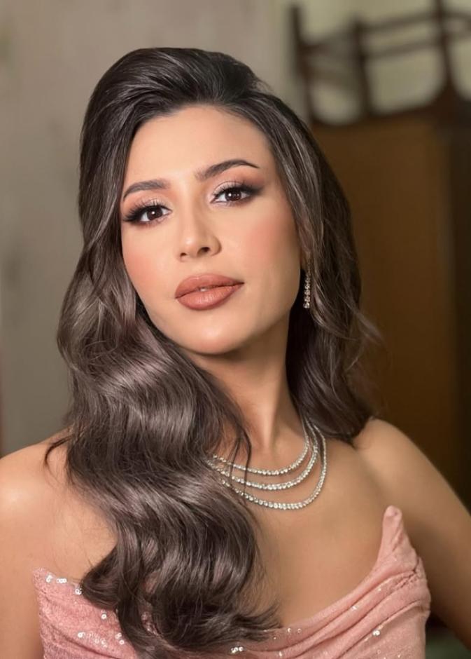 تتمتع جنات ببشرة ناعمة وصافية 