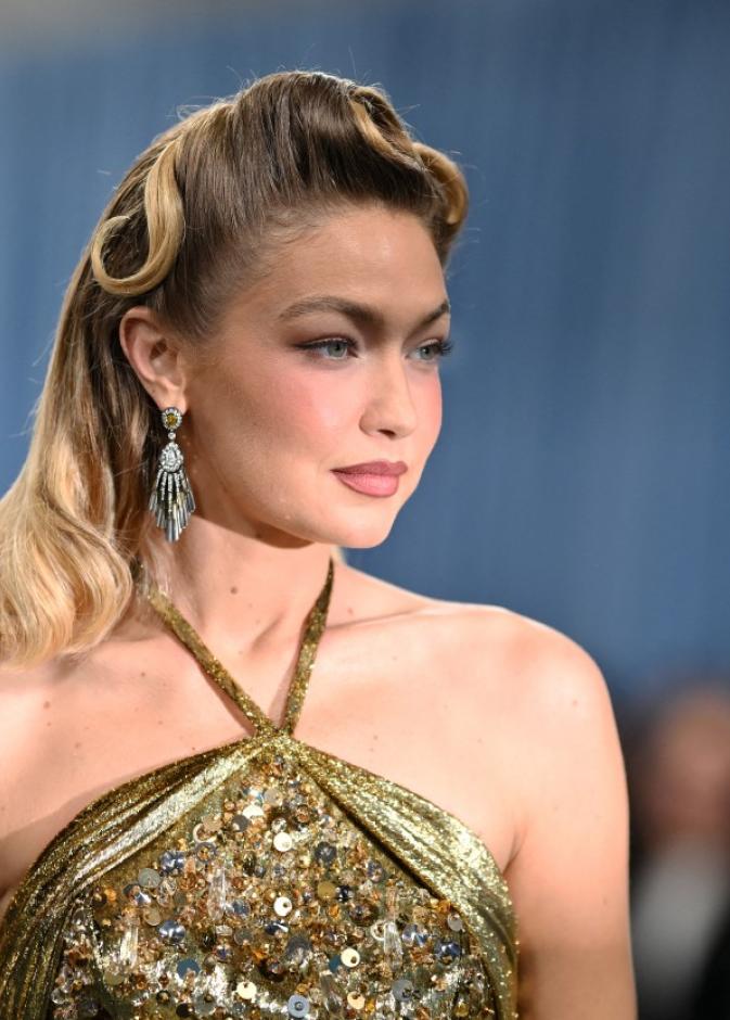 تسريحات شعر ريترو طويل وهندسي بأسلوب جيجي حديد