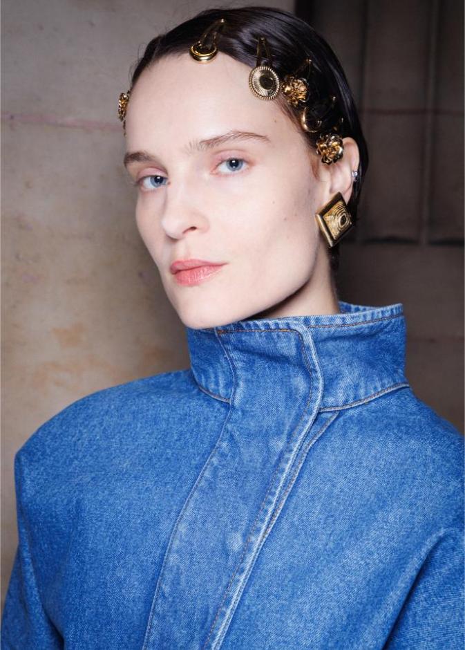 تسريحات شعر مبللة مع اكسسوارات شعر ذهبية من دار Marine Serre