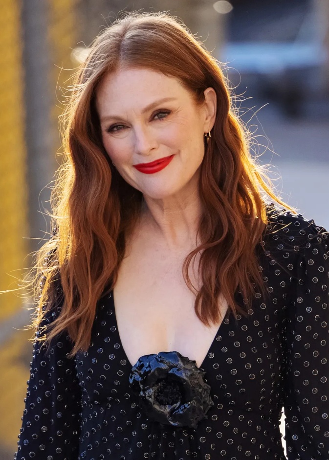 جوليان مور من مواليد شهر ديسمبر