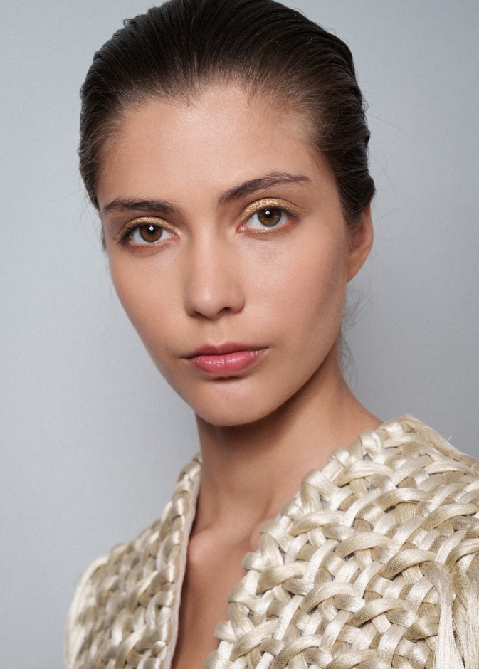 رسمات المكياج الذهبي الفاتح من دار Rami Al Ali