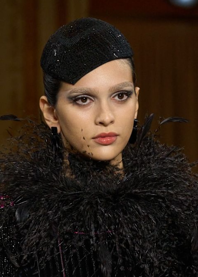 عارضة دار Armani Prive