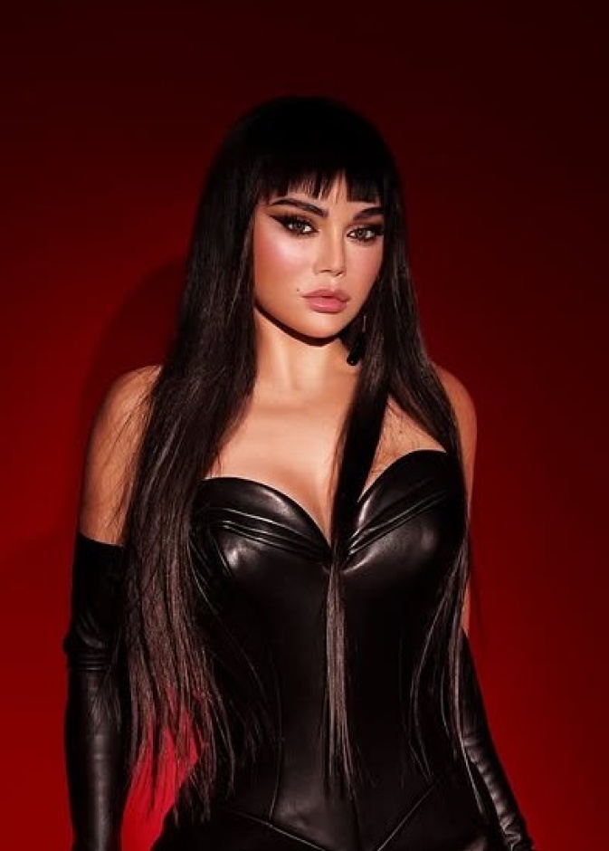 هيفاء وهبي بتسريحة الشعر المنسدل مع الغرة