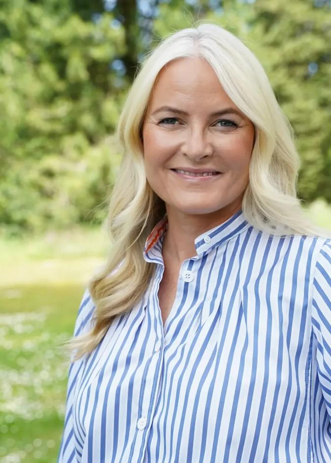 إطلالة أمل وسط غيوم الألم.. كيف تغلبت الأميرة ميت ماريت على "ضيق التنفس" بروح العائلة؟