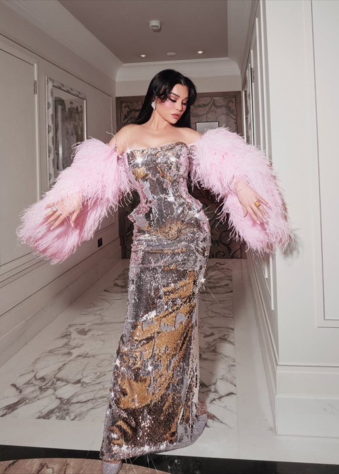 هيفاء وهبي بالفستان المعدني الفضي الكورسيه من تصميم رامي سلمون في حفلها مؤخرا بالسعودية