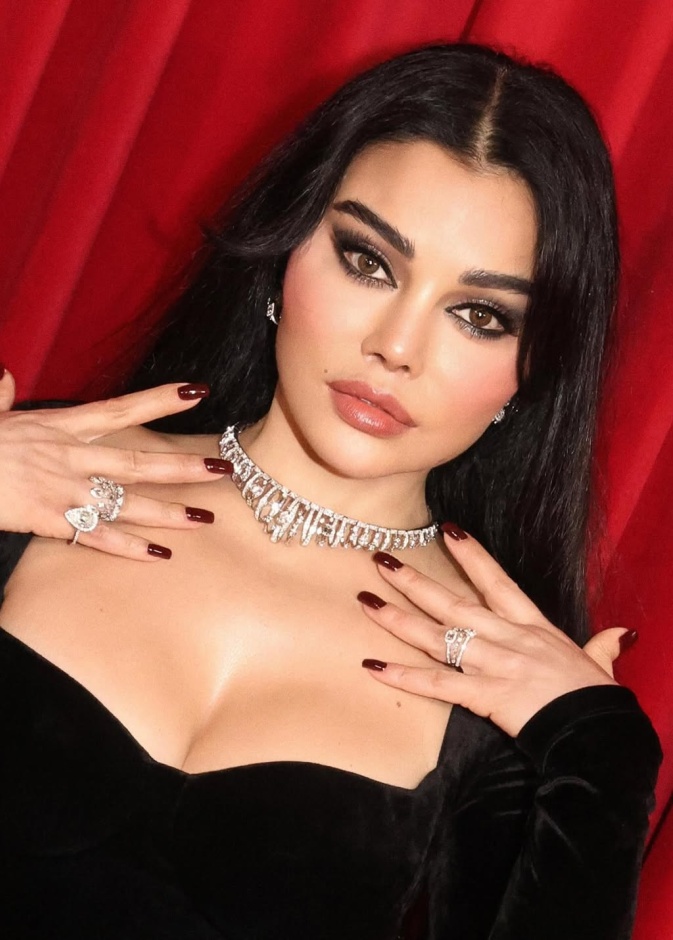 أجدد صيحات هيفاء وهبي لشتاء 2024: مكياج، شعر، ومانيكير