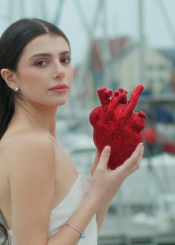 ماريتا الحلاني بإطلالة عرائسية