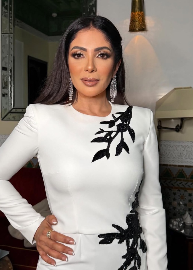 منى زكي تتألق في عرض فيلم "الست" بمكياج "Soft Glam" وهذه خطوات إطلالتها