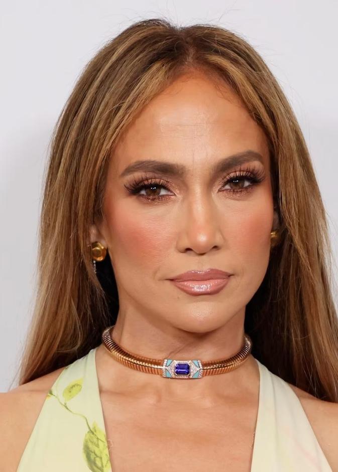 جينيفر لوبيز تفتح أبواب قصرها الفاخر