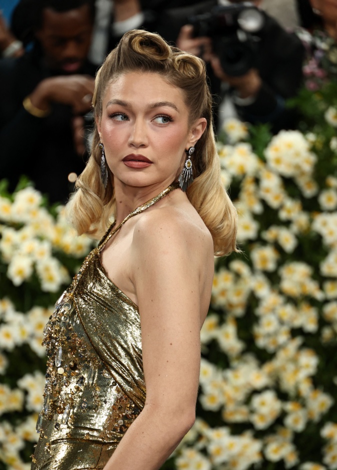 صيحات جمالية غريبة وجريئة برزت عام 2025 بأسلوب النجمات العالميات