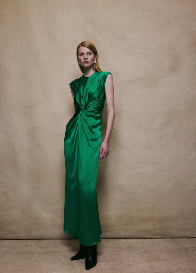 الفساتين الخضراء تلهمك بأجدد صيحات الموضة لمناسبات نهاية العام