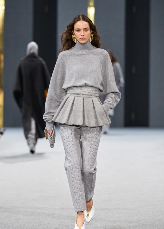 الرمادي نجم الأناقة في شتاء 2026