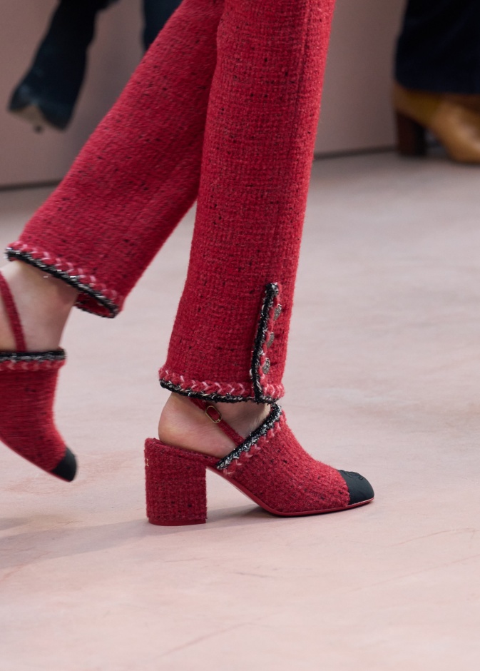 تنسيق بين البنطلون مع الكعب من Chanel 