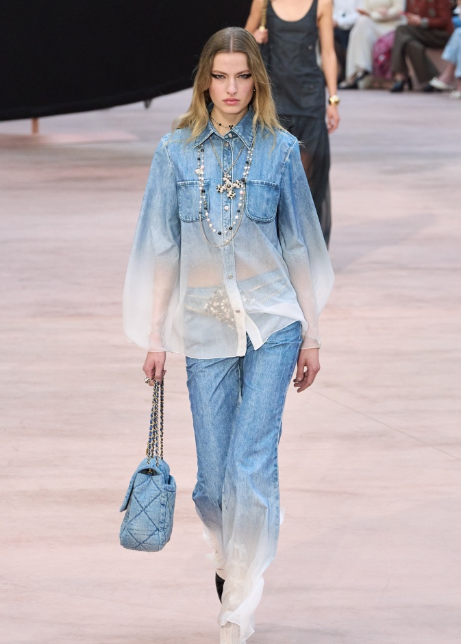 وداعاً لبناطيل الجينز الكلاسيكية في شتاء 2025