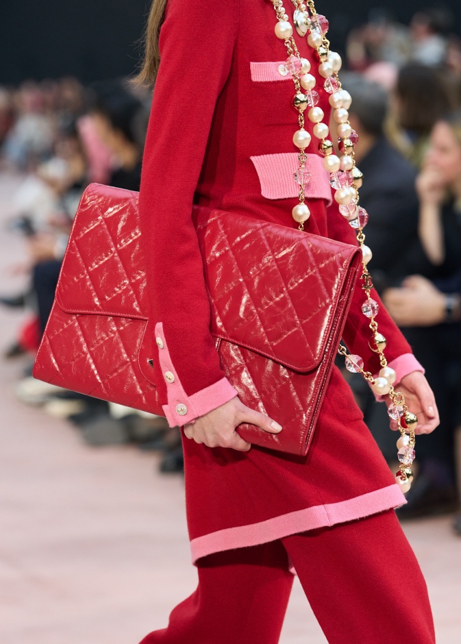 حقيبة كلاسيكية من Chanel بنفحة عصرية وروح جريئة ضرورية في خزانتك هذا الموسم