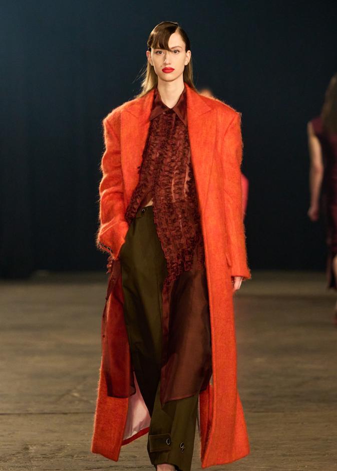 موضة المعاطف الملونة تخطف الأنظار بقصاتها الراقية