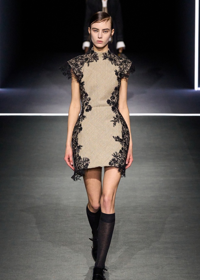 3 صيحات من خريف وشتاء 2025 تنحت الخصر وتبرز جمال جسم الساعة الرملية