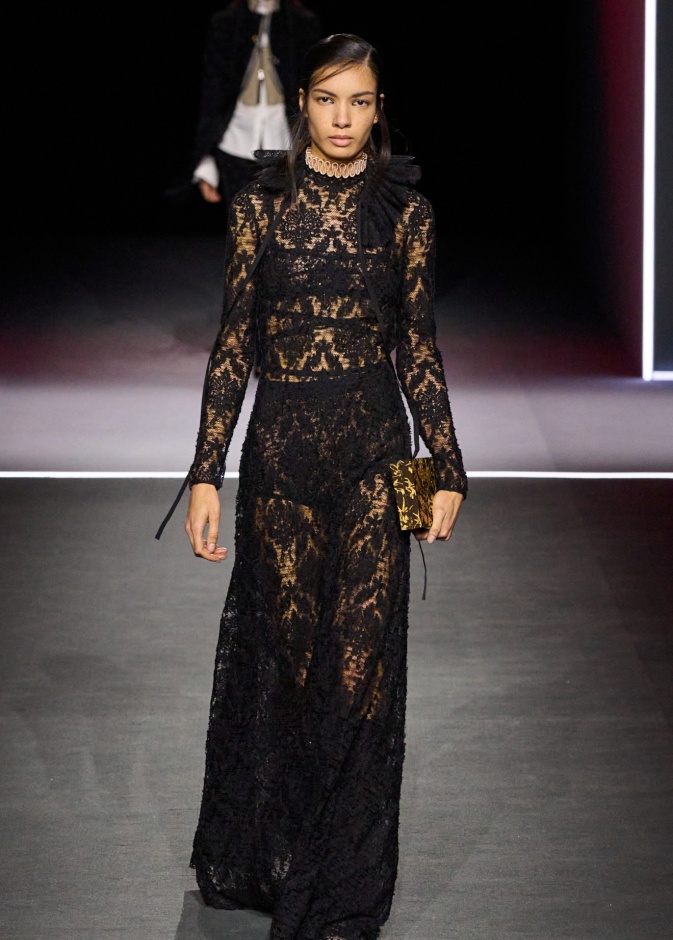 عودة الفخامة الكلاسيكية إلى الموضة في شتاء 2026 من خلال قماش الدانتيل