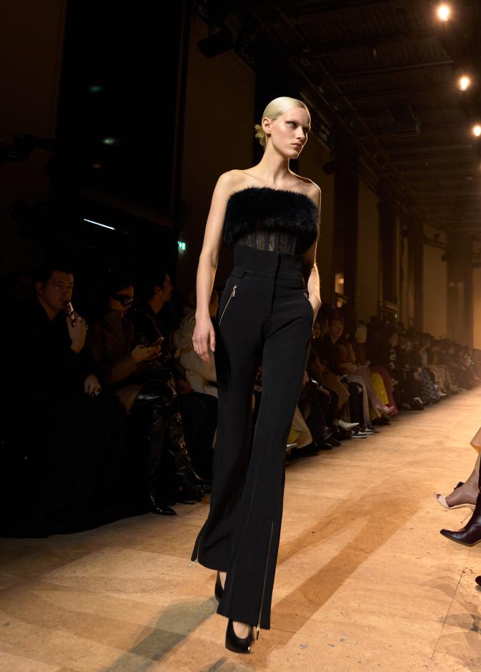 الجمبسوت في موسم أعياد 2025 من Elie Saab