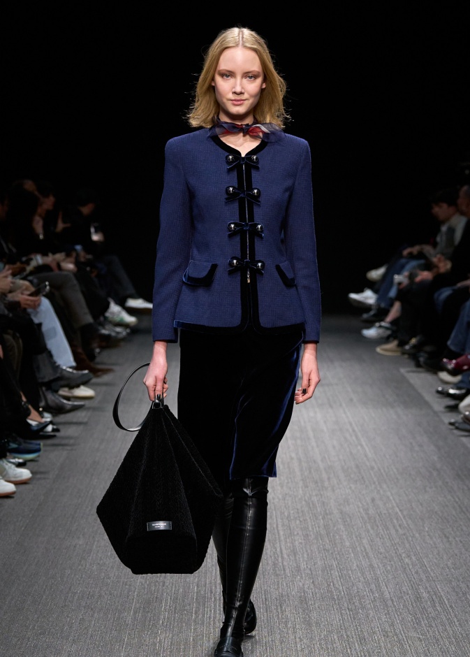 أبرز تنسيقات ألوان عام 2025 بأسلوب Emporio Armani