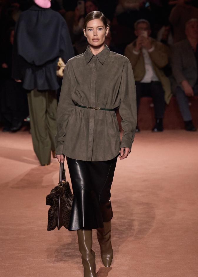 قميص عصري من المخمل مع  Fendi 