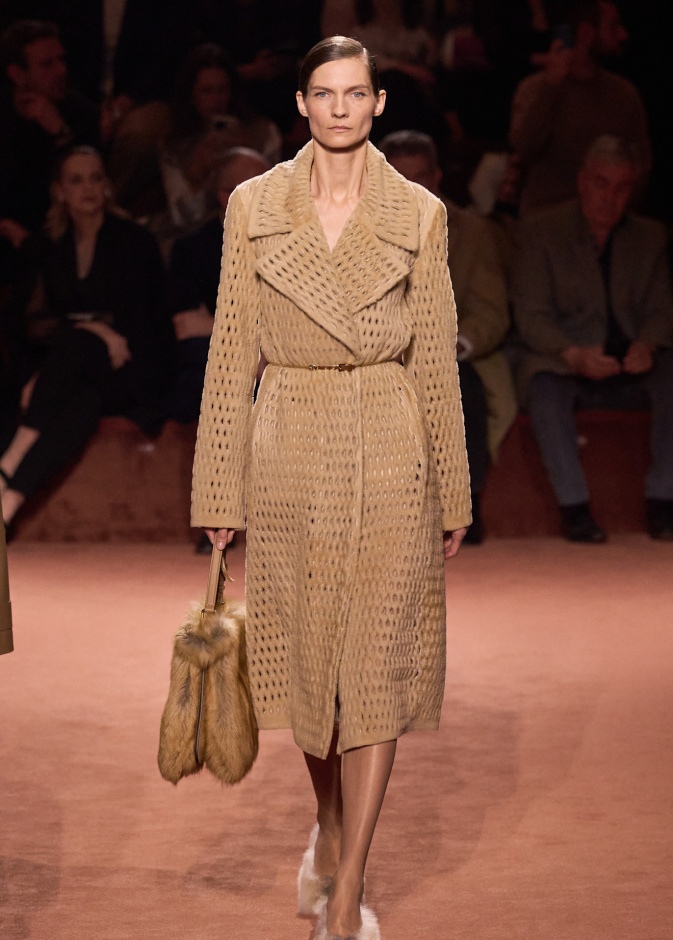 من عرض ازياء Fendi لخريف 2025