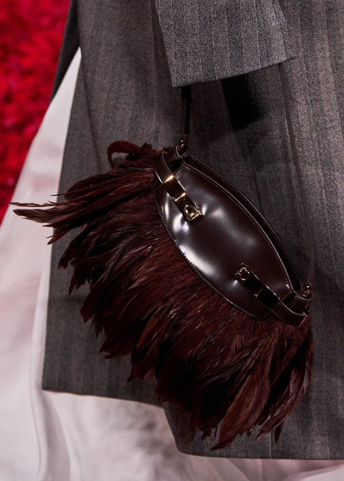 5 تصاميم حقائب تصدرت المشهد في عام 2025 بأسلوب Ferragamo