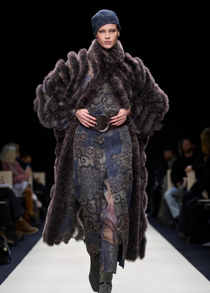 معطف فرو لافت من Giorgio Armani