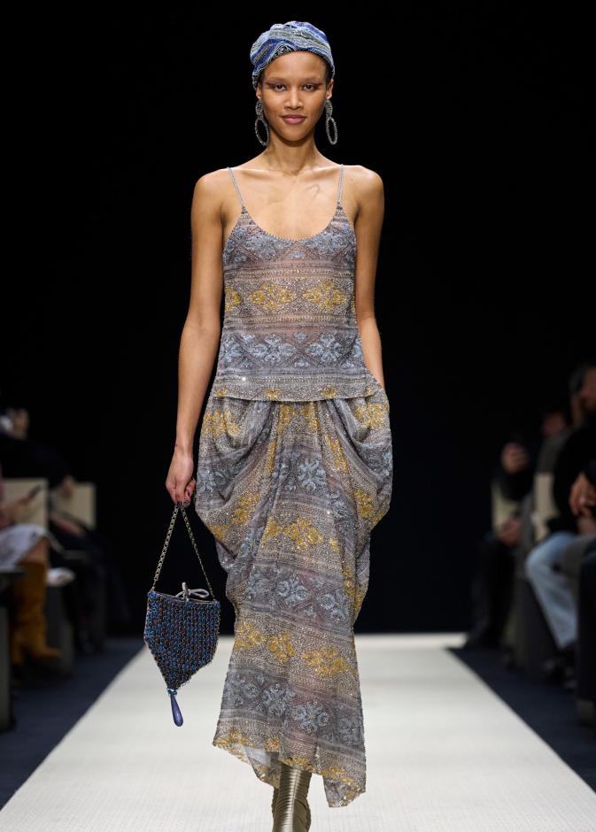 إطلالة بألوان ميتاليكية من Giorgio Armani