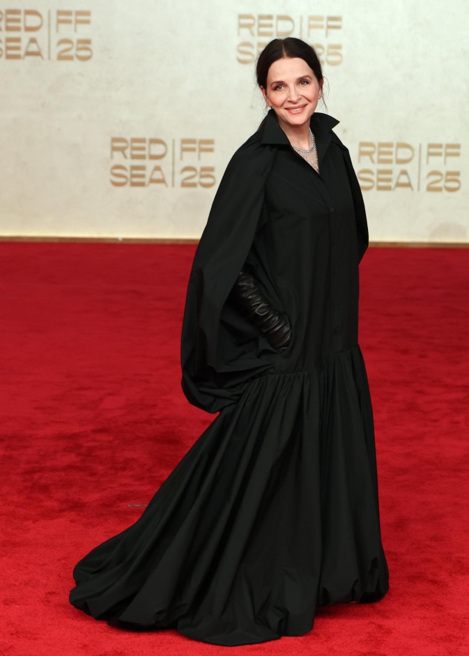 Juliette Binoche تتألق في اليوم الأول من Red Sea Film Festival 2025 بإطلالة Balenciaga by Pierpaolo Piccioli