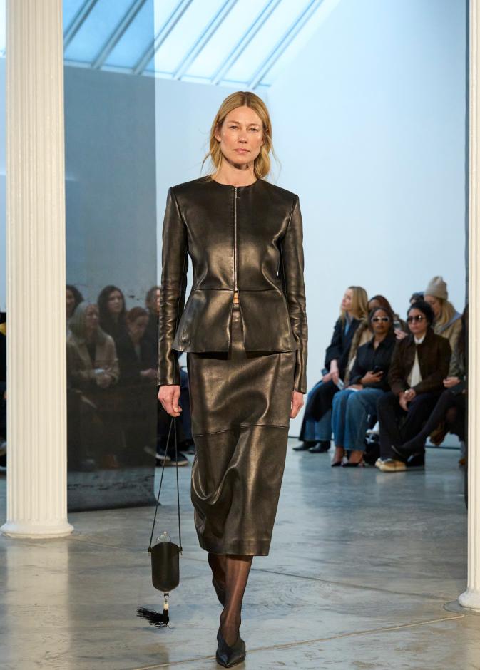 صيحة بدلات التنورة... أناقة كلاسيكية بنَفَس معاصر