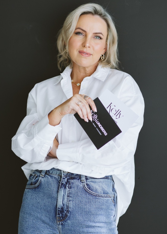 "كيلي لندبرغ" Kelly Lundberg، الكاتبة الأكثر مبيعًا، والمتحدثة في TEDx، وخبيرة عالمية في بناء العلامة الشخصية