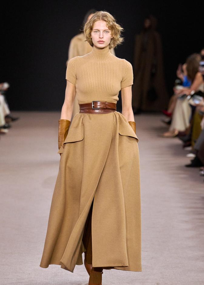 أكثري من ارتداء اللون البيج في اطلالاتك فهو اللون الأبرز في شتاء 2026