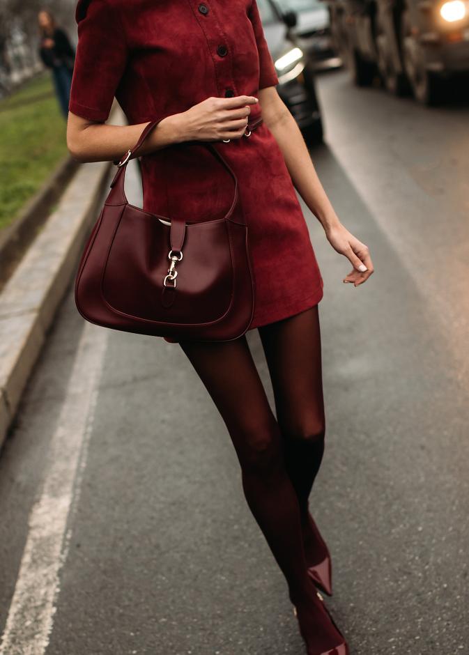 الحقيبة البرغندي صيحة شتاء 2026 بأسلوب Street style