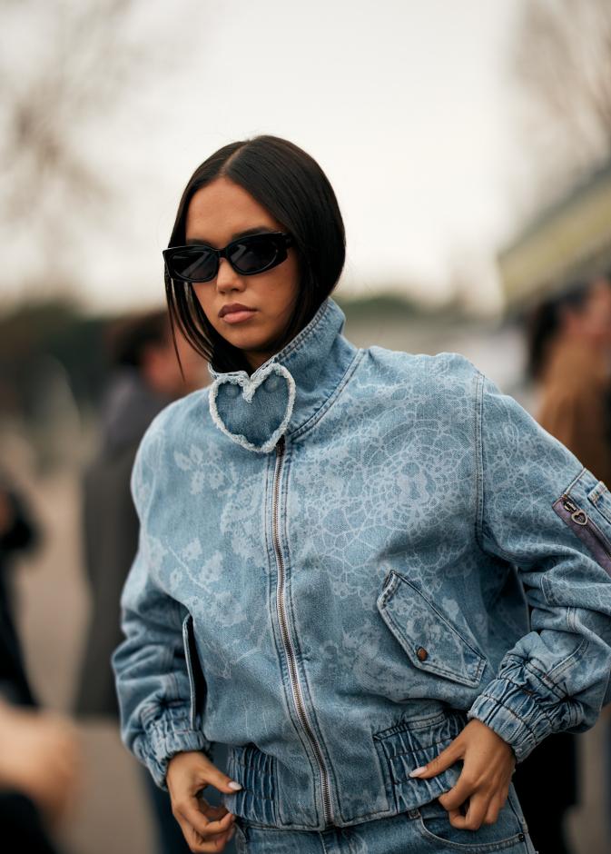 إطلالة بقماش الدنيم من Street style