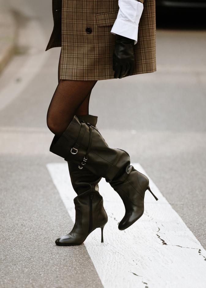 الجوارب العالية صيحة شتاء 2025 بأسلوب Street style