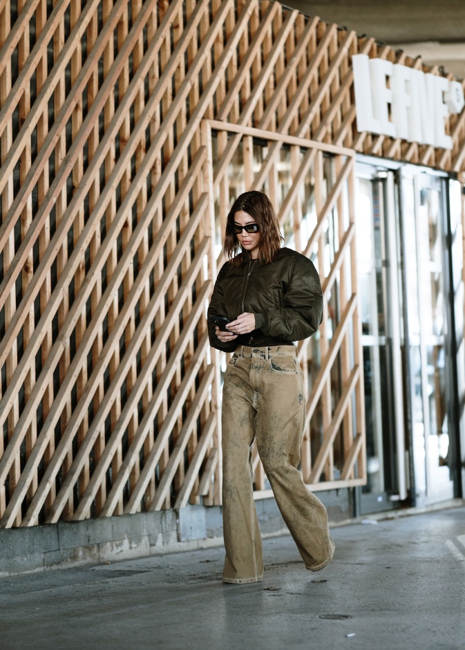 الجاكيتات الـBomber البنية بأسلوب Street style